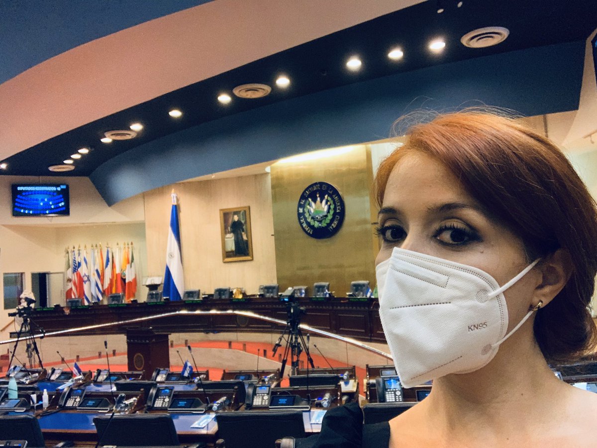 FCristales's tweet photo. Así el Salón azul.

Aquí a nadie le urge aprobar ningún Estado de Emergencia. 

Después se andan quejando, cuando la gente no los deja ni entrar a sus casas en campaña. https://t.co/9PNfMvw4gu