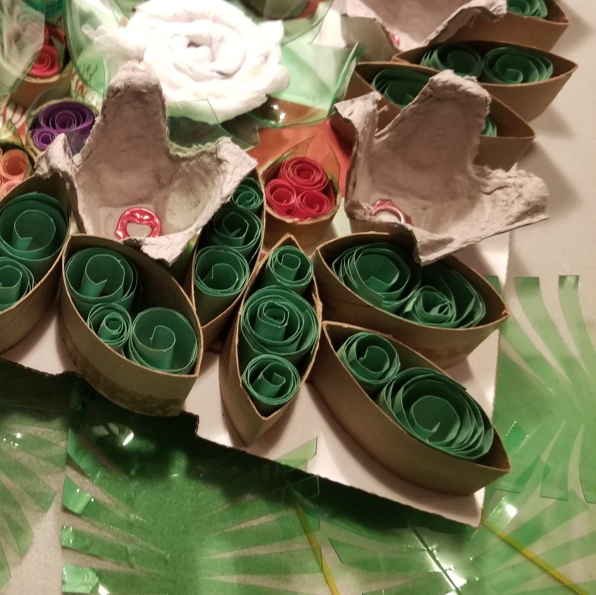 coueyart's tweet photo. "TotallyTubular" @NBCMakingIt #MakingItAtHome 🧻 Rolls for leaves and mini flowers with construction paper coils. Egg crate and grocery bag flowers with sprite bottle tops and bottoms for leaves, fern leaves out of the sides. All on top of a pizza box! Hope you like my wreath! https://t.co/pkK7xVDrhc