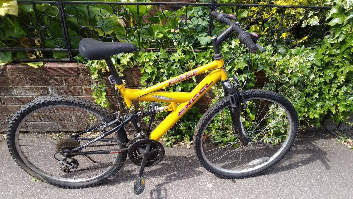 AndyKnight79's tweet photo. @TourDeThanks Hello. I have a bike to donate in Walthamstow. Almost embarrassed to donate it, because it is not good, but faster than walking. I'm 5'11", but seat can be lowered. https://t.co/gMuBBR9HHk