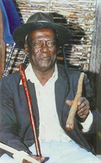 Je vais vous présenter une figure emblématique du patrimoine Marie-Galantais, un mèt-a-mannyòk, monsieur Lin Canfrin dit « Yann-la, Misyé Yann ». J’en profiterai également pour vous présenter ce qu’est le Mayolè.(photo de Lin Canfrin et Dantès Davillé)