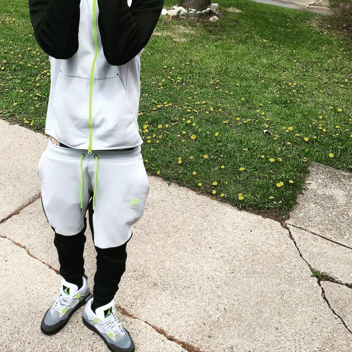jtthaflex's tweet photo. Long Live VonVon Long Live Laron Long Live GuRaz 😤 I lost 4 big homies before i turned 18 it’s only right i get rich for them by 21🦍
#MANINTHAMIRROROUTNOW https://t.co/cR35fWMPUM