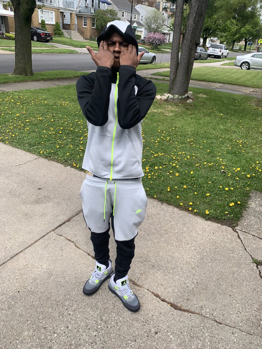 jtthaflex's tweet photo. Long Live VonVon Long Live Laron Long Live GuRaz 😤 I lost 4 big homies before i turned 18 it’s only right i get rich for them by 21🦍
#MANINTHAMIRROROUTNOW https://t.co/cR35fWMPUM