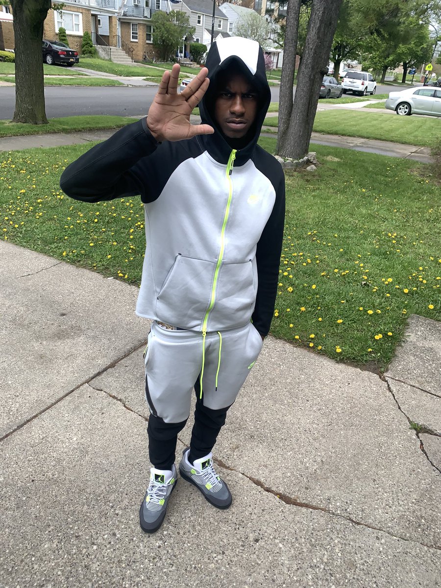 jtthaflex's tweet photo. Long Live VonVon Long Live Laron Long Live GuRaz 😤 I lost 4 big homies before i turned 18 it’s only right i get rich for them by 21🦍
#MANINTHAMIRROROUTNOW https://t.co/cR35fWMPUM
