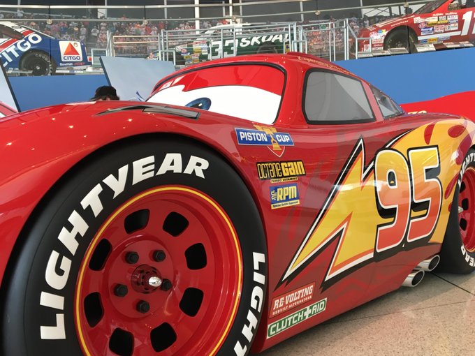 Lightning mcqueen racing in nascar