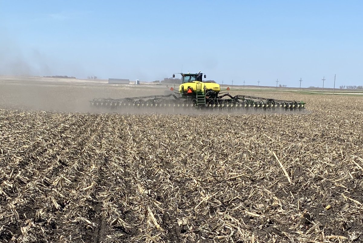 sjsalloy's tweet photo. Still getting planters dialed in! @precisionplant @mgroveppt_matt @KrisBrekken #plant2020 #vDrive #DeltaForce #vApplyHD #Dust?? 🤷🏼♂️ nice to see the sun! https://t.co/AN9b4qnsab