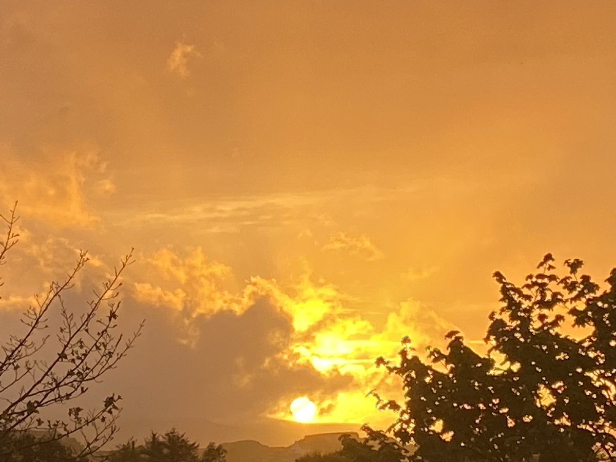 MillburnSkye's tweet photo. Stunning sky over #Dunvegan tonight #millburnskye #sunset #bnb #bedandbreakfast #theyellowduckcollection https://t.co/HBGKDW3c6S