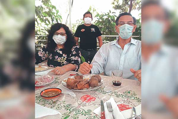 Ustedes quédense en casa que yo me largo a Moquegua en el avión presidencial a tragar chicharrón. Giles! #QuedateEnCasa #COVIDー19 #Perú