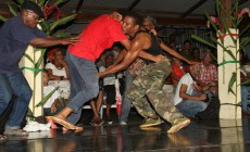 Cela peut nous faire penser au kalenda en Dominique, au danmyé en Martinique à la capoeira au Brésil et au moringue (ou moring) dans certains territoires de l'océan indien.