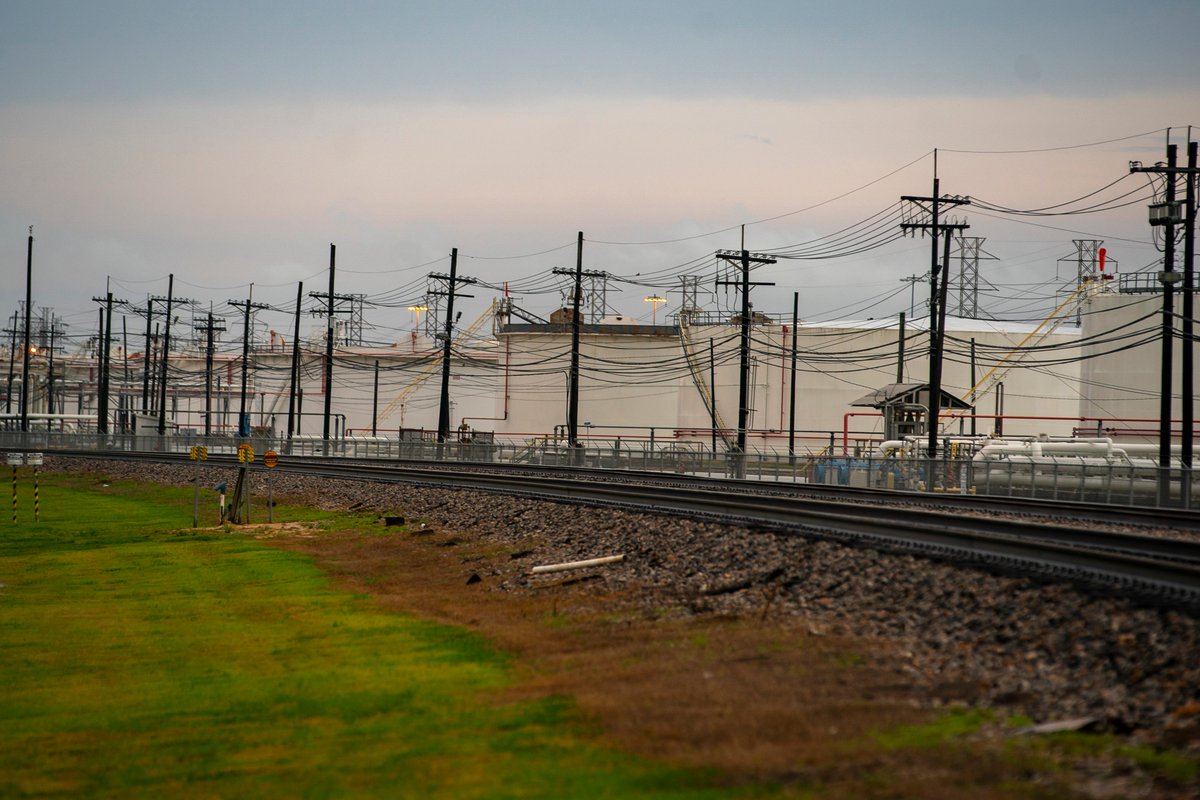 SergioChapa's tweet photo. "It’s either pay up or shut in production." The crude oil glut has made storage a pricey commodity of its own https://t.co/SqxspZhn11 #Midstream #PermianBasin #EagleFord #Houston https://t.co/m6Ykg2azQv