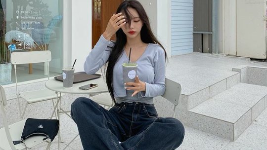 official_areum's tweet photo. 저 흑발했더염💇🏻‍♀️
셀카올리기전에 맛보기로 총총,,ㅋ어떤가효,.
형권이네 신상 데님 특히 흑청 너무예뻐서 
맨날 입고다니는데 내 최애바지 됐어요,,,넘 예쁨✨✨
나도 입게 사이즈 여러개 만들어달라고 조른 보람이있군,,
내일부터 사이트 통해서 구매가능해��🖤 https://t.co/FBKNSnSQcc