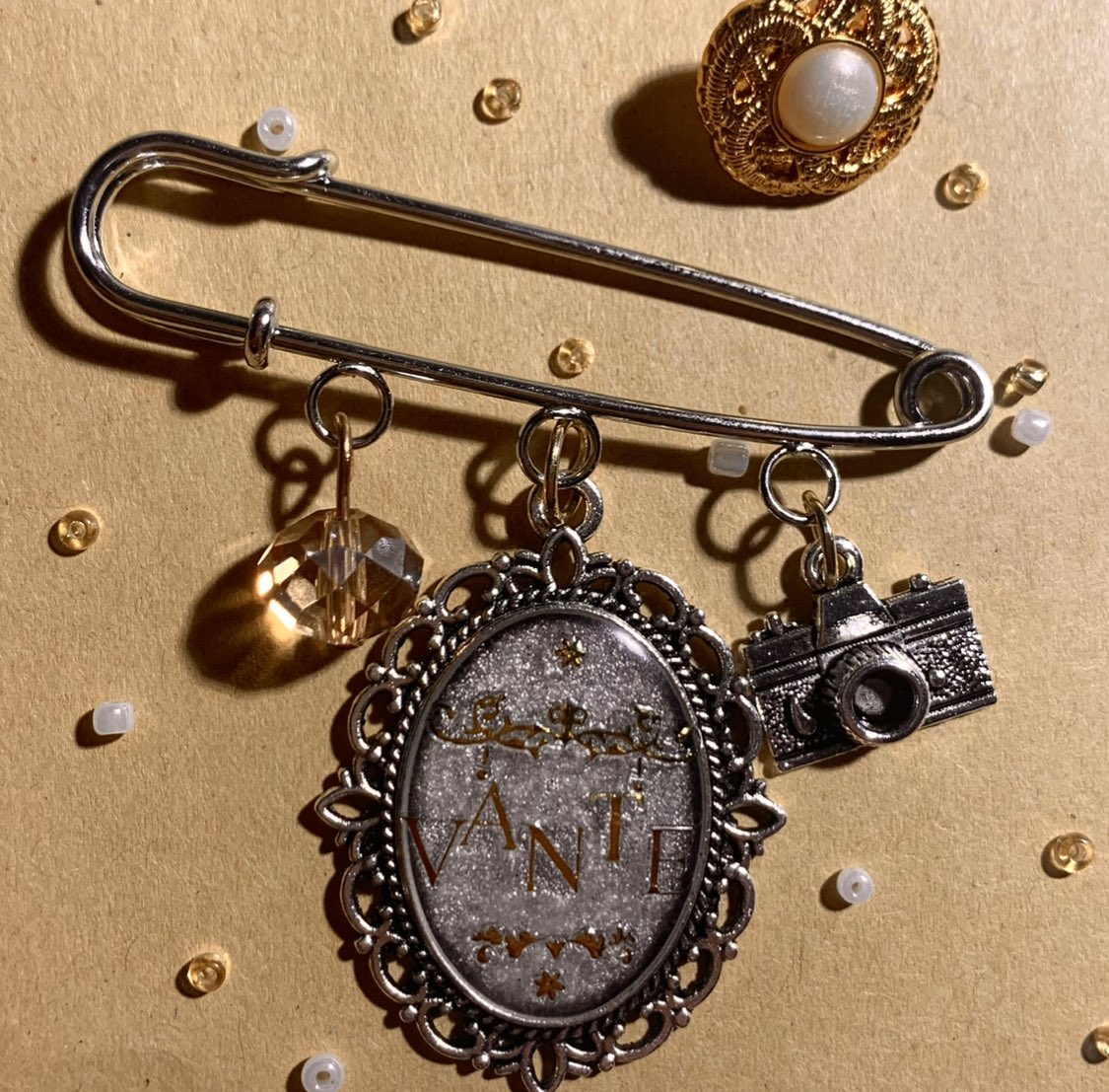 teardise's tweet photo. i just listed the vante brooch! i only have one of these babys🤩 #vantecore https://t.co/CbO7op9hMf