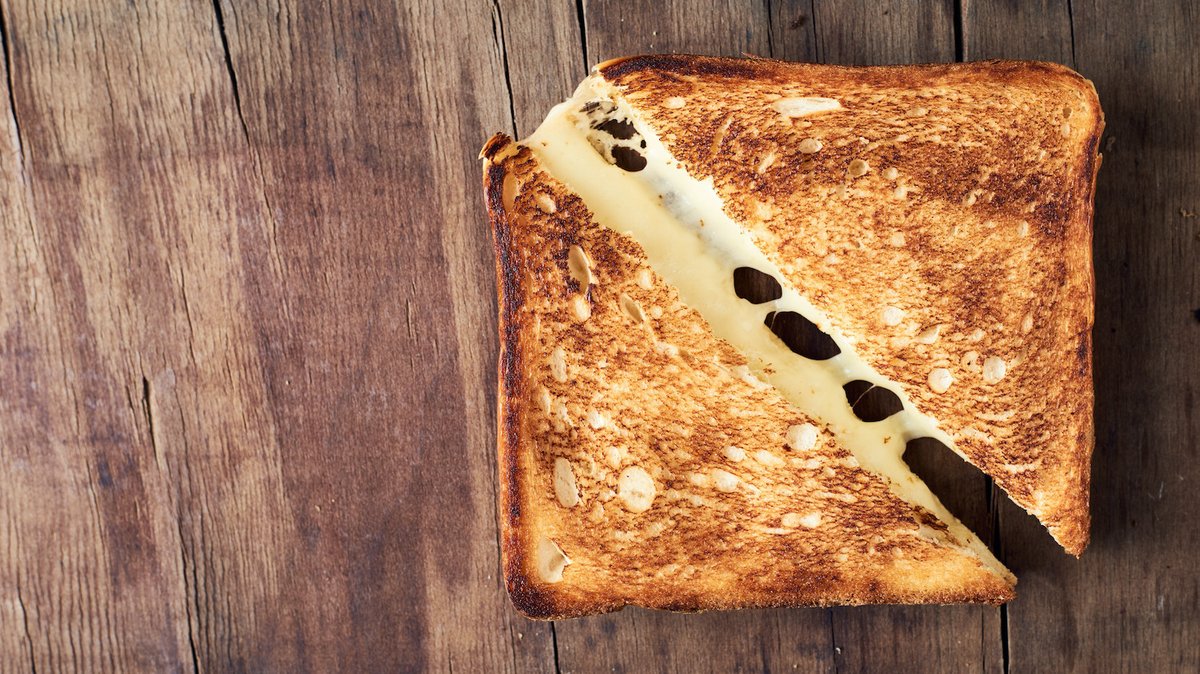 lifehacker's tweet photo. It's become trendy to cook a grilled cheese in mayo—but it's a trend you should skip: https://t.co/eef5PebOGZ https://t.co/u5HmkzjvLp