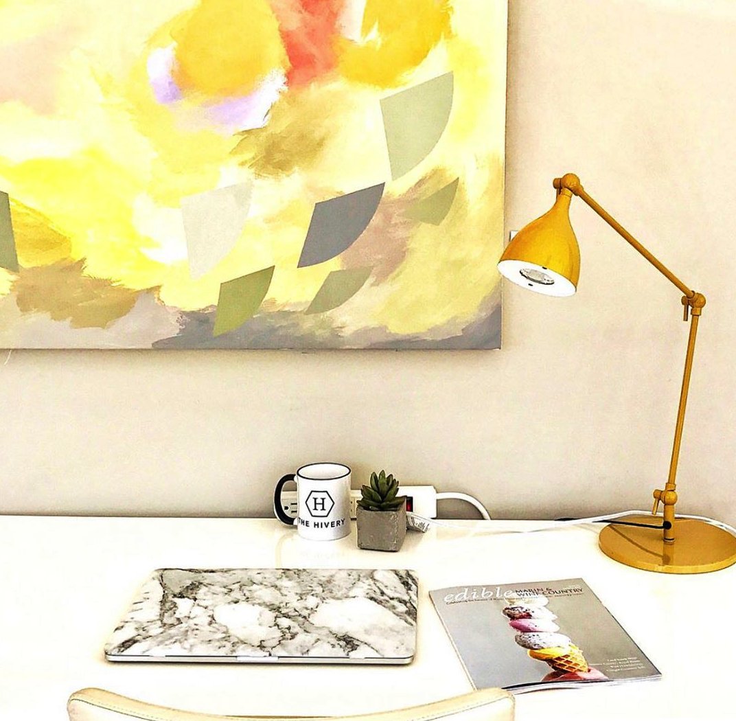 Happy Monday 💛 3 tips to keep you motivated today while #workingfromhome⠀⠀
1. Create a workspace that inspires you. 💻

2. Stay hydrated in Hivery-style. 🍋

3. Schedule meals and rest into your day. 🥑