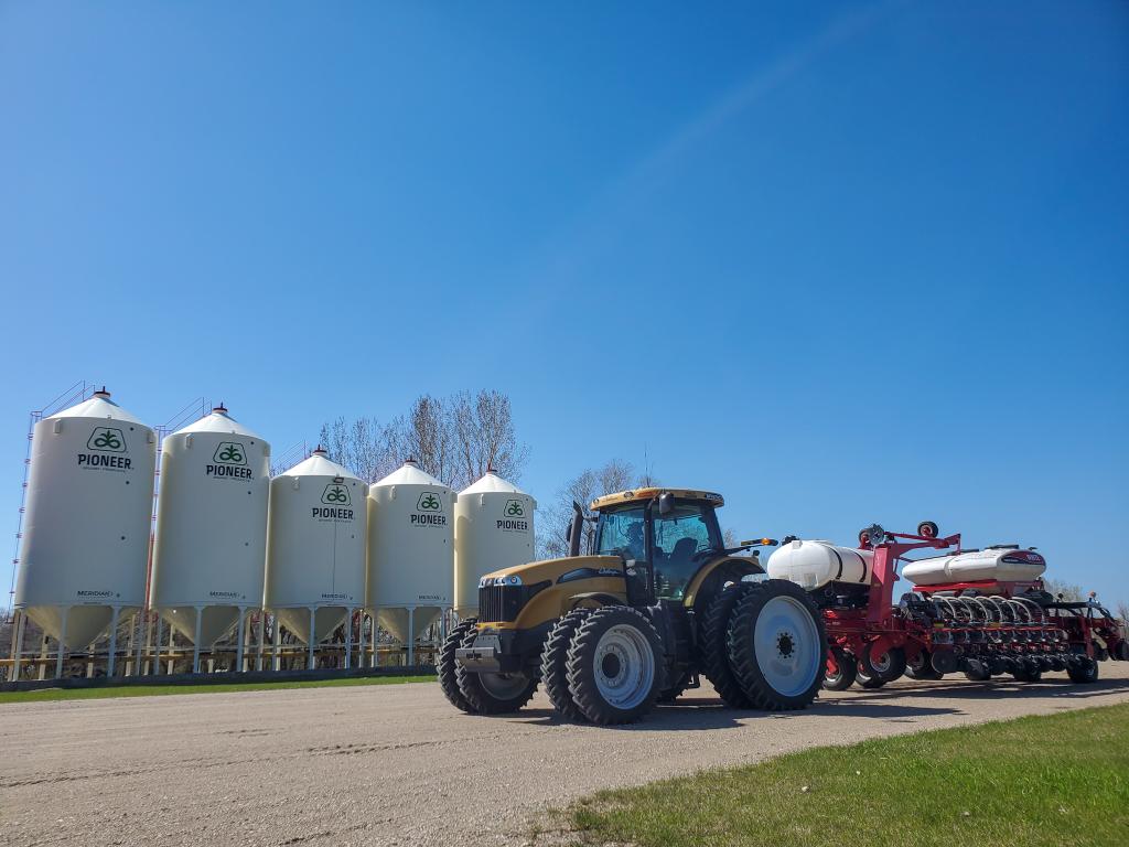 SunflowerFarmin's tweet photo. Make hay when the sun shines 🌱🌞 https://t.co/46BVRXJiV5