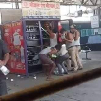 Lioness_YAM's tweet photo. Dear @PMOIndia ji please Mazdooro ke samne galti se bhi na jana na #Election_Rally karna kyu ke ye log ab Khukhar ho gaye hai aur 80% #Desh ki #Janta ka bhi yehi hal hai Sabut Dekh lo Mazduro ne Railway Station pe Coldrink dukane Lutne lage, Ab har jagah ye hi hoga #Bhuke jo hai https://t.co/KkEEht17DT