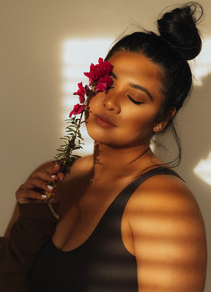 AnapesiBrown's tweet photo. I’m offering $75 portrait sessions from now only till June 6th. This includes senior/graduation, maternity, missionary, birthday, self-love and at-home newborn shoots. Book on my website or message me! https://t.co/cKuGHMhPwK