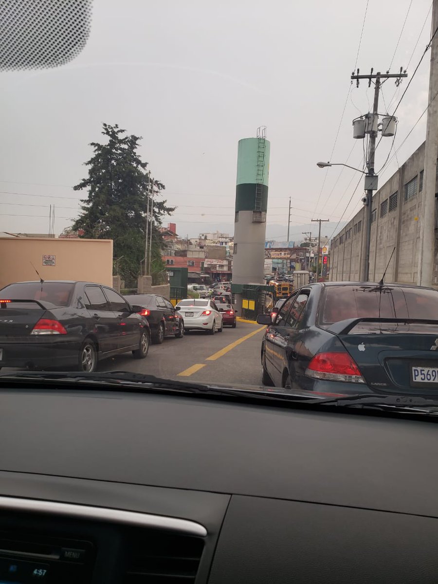 amc206's tweet photo. Que mal manejado el tránsito por parte de la #PMT de #Mixco!! 1 hora para salir de mi lugar de trabajo!! Dando vía a otros y mientras tanto yo, exponiendome a una multa o a más! @amilcarmontejo @muniguate @MuniMixco_ https://t.co/cVGkbD9Yrw
