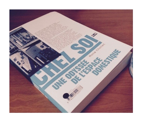 LINGEERITEY's tweet photo. “Chez Soi" de la journaliste et essayiste Mona Chollet est un livre à lire en ce moment. C'est un guide de survie pour (ré) apprendre à se sentir bien dans sa maison ..#Lecturesdeconfinés #AuxConfinsdelaculture #ACC #Sénégal #Communautésdesolidarités #plateformeartistiquelingeer https://t.co/LW2zGvlGvK