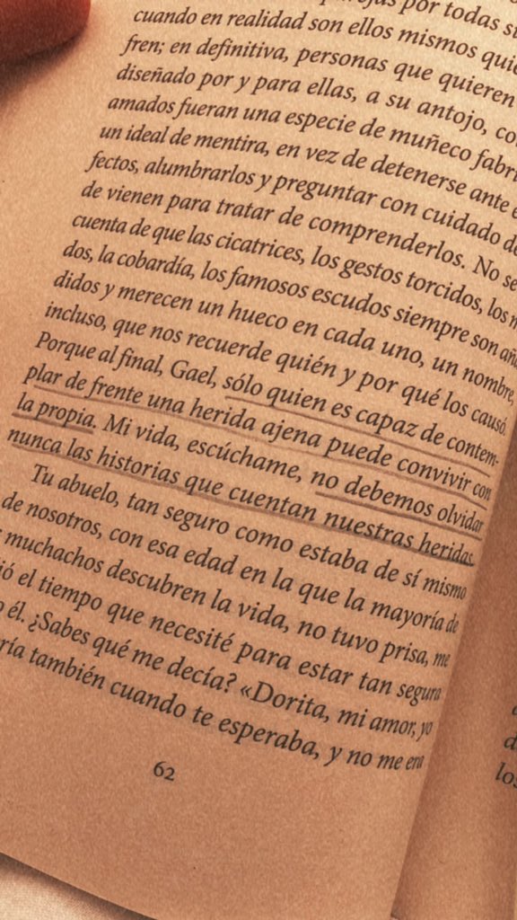 Cementedelibros's tweet photo. “Solo quien es capaz de contemplar de frente una herida ajena puede convivir con la propia. Mi vida, escúchame, no debemos olvidar nunca las historias que cuentan nuestras heridas...”
Libro: Días sin ti
Autor: @elvirasastre 
#cementeriodelibros https://t.co/5CSM4F5usz