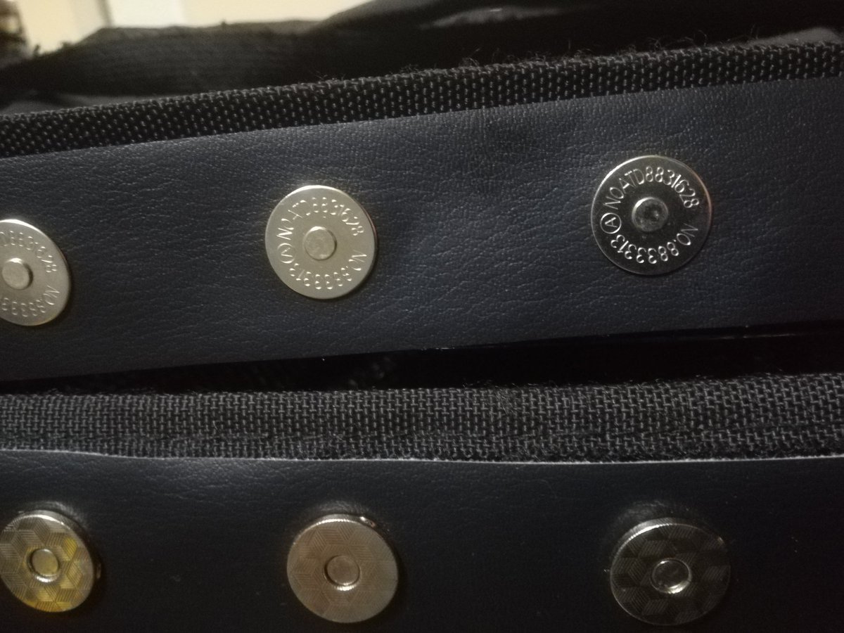 HeavyMetal_UE's tweet photo. 新型バッグのマジックテープが劣化しやすく、マグネット化してるのを見かけますが、しかし、持ち上げられないとチラホラw

私は、マグネットホックを付けてます!

勿論、持ち上げることもできます！👍
元の状態にも直ぐ戻せます！✌️

https://t.co/rT1QZjjllk https://t.co/ILxFBsJGLz