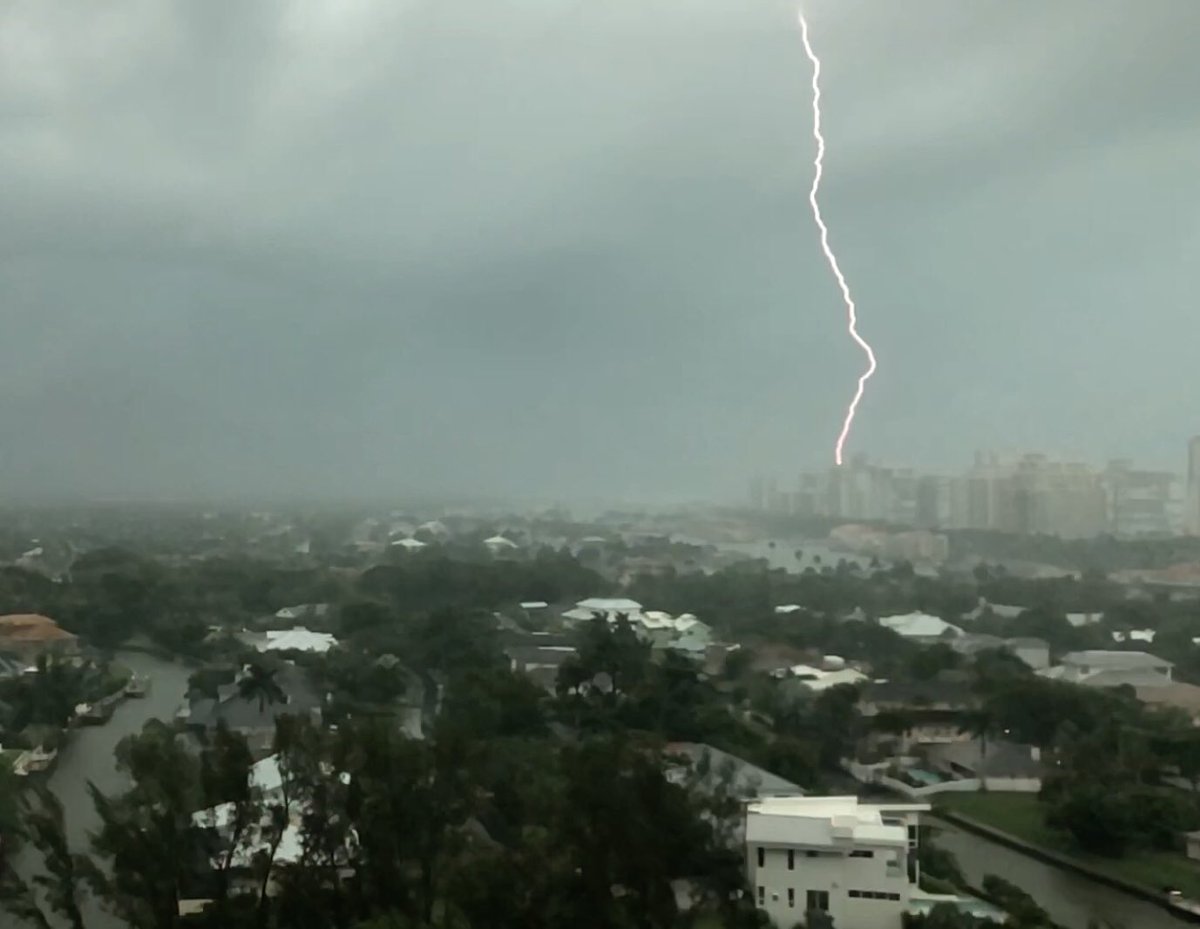 AtmosphereWx's tweet photo. Storms in SW Florida #lightening #storms #weather #thunder https://t.co/BOc5sslc0f