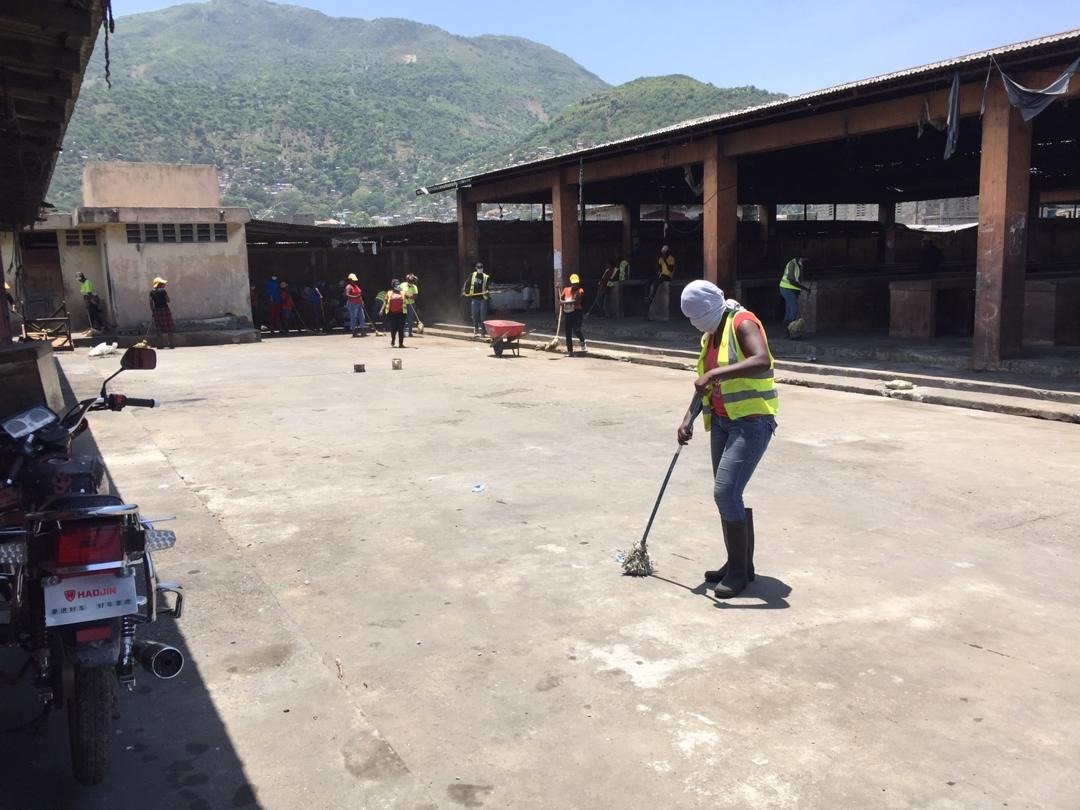 MairieduCap's tweet photo. Les opérations de nettoyage du marché public de Shada touchent pratiquement à sa fin, après de longues semaines de travail. En effet, les marchands devront rester à l'intérieur du marché pour étaler leurs produits dans de meilleures conditions suite à ces travaux.
#Cap350 https://t.co/5UbWYarqr9