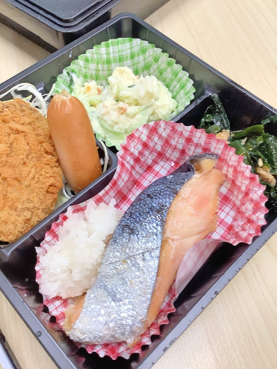 kougetsu_bento's tweet photo. おはようございます、こう月です。今日の日替わりはおろし付きシャケの塩焼きとヒレカツ。
どちらも、私の大好物です。魚は、塩焼きからのおろし。カツはヒレ。
ラーメンは醤油。蕎麦は、カモ。パスタはペペロン。要は、... 詳しくは https://t.co/gevoK9BJJJ https://t.co/voj3fmfQOb