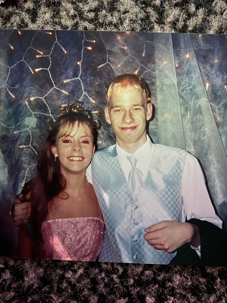 mrenka0102's tweet image. Man I do miss prom! Here the flashback when I went to the prom during my high school years! I went alone to the prom😔, oh well! I had a good time with my friends! #prom #prom2002 #prom2003