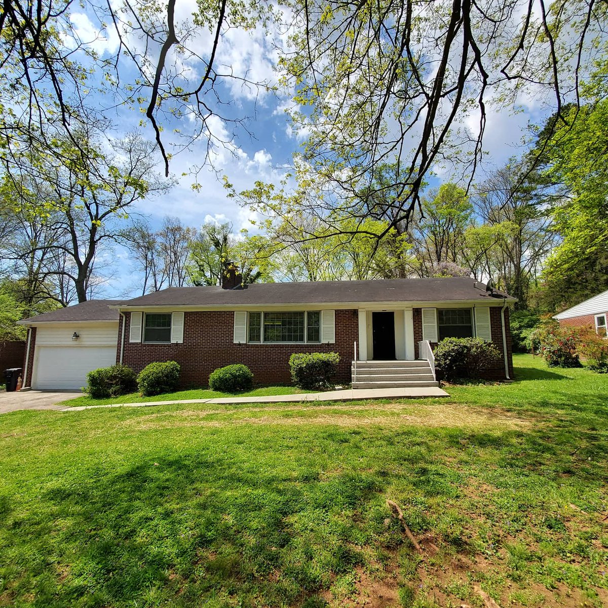 tn_realtor's tweet image. 315 Grata Rd, Knoxville #largebackyard #homesforsale #Knoxville #Realestate Well maintained ranch on level lot. 3br/2ba with garage. Seller to replace roof before closing.  $199,900 #TammieHill #RealtyExecutives Associates 865-688-3232 / 865-256-3805