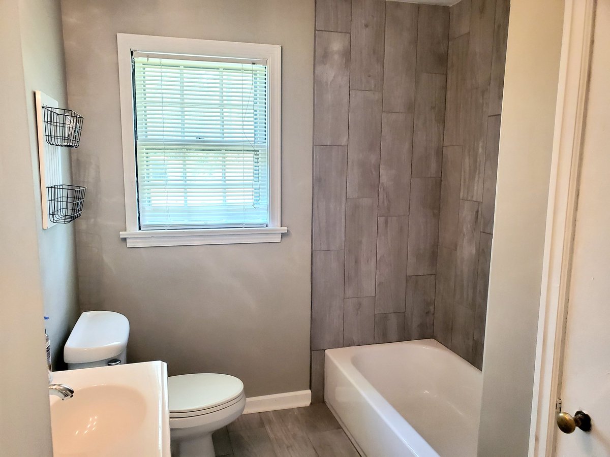 tn_realtor's tweet image. 315 Grata Rd, Knoxville #largebackyard #homesforsale #Knoxville #Realestate Well maintained ranch on level lot. 3br/2ba with garage. Seller to replace roof before closing.  $199,900 #TammieHill #RealtyExecutives Associates 865-688-3232 / 865-256-3805