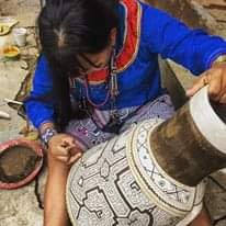 barrocalchaqui's tweet photo. A partir del ultimo encuentro de ceramistas que realizamos en Pisac, Peru. Tuvimos la posibilidad de conocer a Maestrxs muy valiosos para nuestra Ceramica Latinoamericana, entre ellxs a La Maestra Shipiba, Lily Sandoval Panduro de Ucalli-Pucallpa, Selva Amazonica Peruana. https://t.co/sBz3Nd31dO