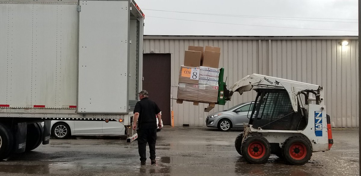 marion_co_ema's tweet photo. Thank you to our delivery drivers from 🚒@OhioFire for bringing us needed supplies from @Ohio_EMA and @OHdeptofhealth today! Special shout out to MTFD's Chief Ben Meddles for helping us unload these pallets in the rain! ☔
#PartnersInPreparedness https://t.co/ayEGsAdD6H