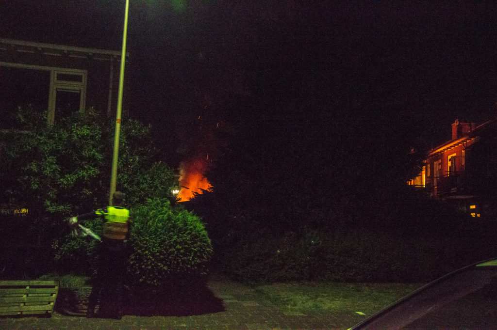 Forse uitslaande brand verwoest schuur achter woning in Steenwijk (Foto's) |. | #Steenwijk.