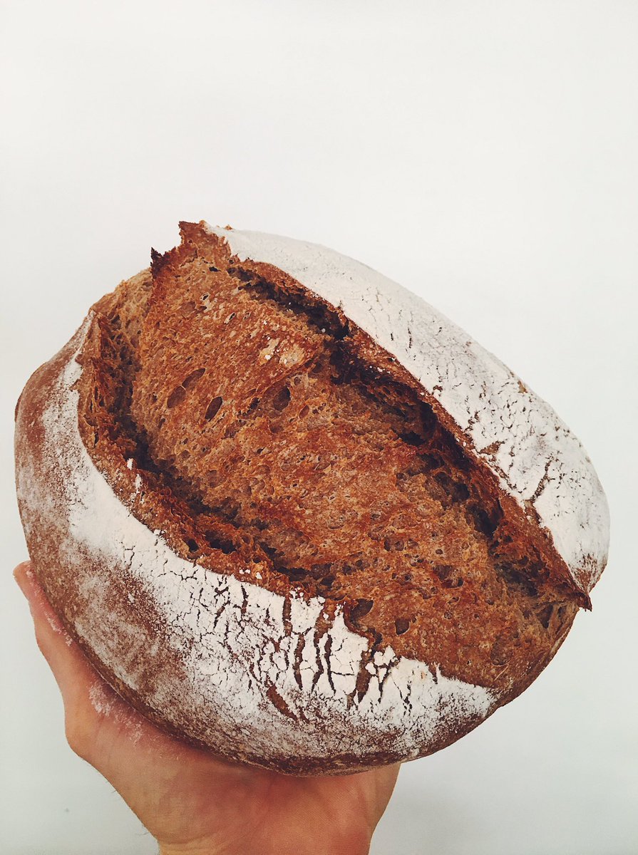 Estoy pasando la cuarentena del mejor modo que encuentro. Uno de ellos es haciendo panes como este. También hay blancos. Todos con masa madre. Si quieren me piden por acá. Reparto en muchos barrios. Hice un instagram por si les interesa seguirlo o difundirlo: / fondo.pan