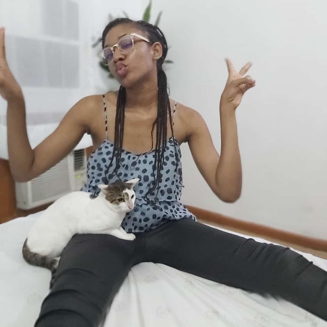 Achalugo's tweet image. Its past midnight
#CatTwitter geng!
Meanwhile @Ms_jennieee &apos;s babyboy has inspired me to be showing my space small small. 

Meet Governor the Cat, and Chimnonso the plant

#WhiteSpaces😍