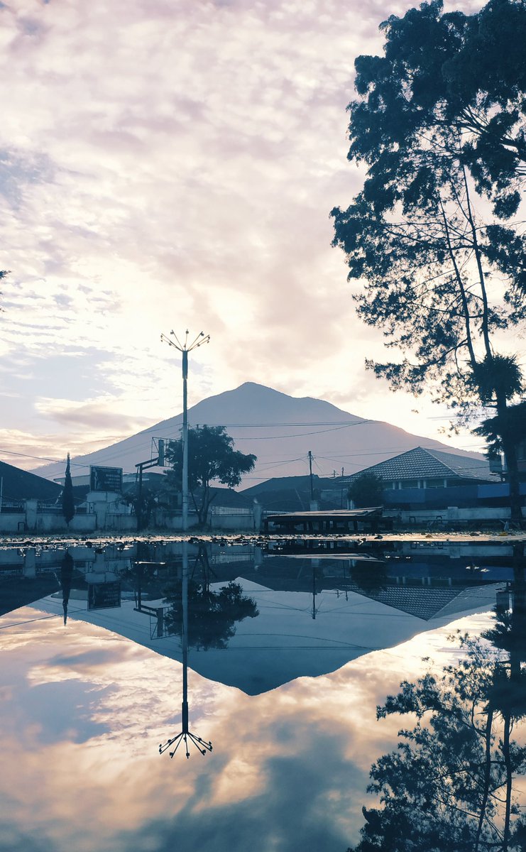 sulistioofaisal's tweet photo. Udah paling seneng kalo udah jalan-jalan ringan di pagi hari.
Hidup disebuah kampung yang sejuk diapit oleh gunung Cikuray dan Papandayan, terdengar biasa saja, namun tidak bagi mereka yang mensyukuri nikmatnya. Dohhh haha
#MorningStrolling @nikkoilham https://t.co/5kqiqFbGHt