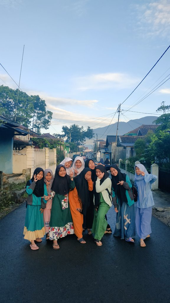 sulistioofaisal's tweet photo. Udah paling seneng kalo udah jalan-jalan ringan di pagi hari.
Hidup disebuah kampung yang sejuk diapit oleh gunung Cikuray dan Papandayan, terdengar biasa saja, namun tidak bagi mereka yang mensyukuri nikmatnya. Dohhh haha
#MorningStrolling @nikkoilham https://t.co/5kqiqFbGHt
