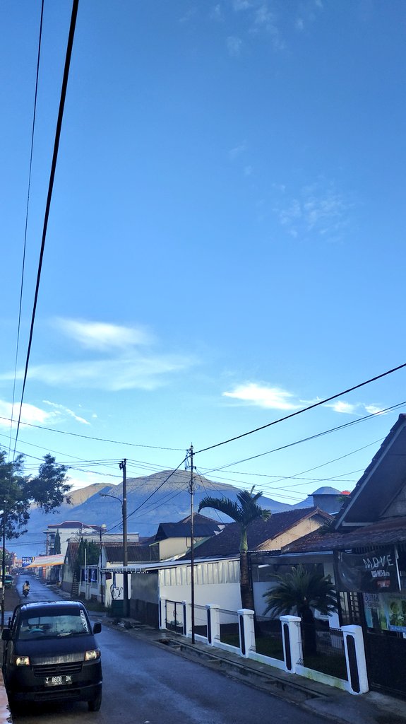 sulistioofaisal's tweet photo. Udah paling seneng kalo udah jalan-jalan ringan di pagi hari.
Hidup disebuah kampung yang sejuk diapit oleh gunung Cikuray dan Papandayan, terdengar biasa saja, namun tidak bagi mereka yang mensyukuri nikmatnya. Dohhh haha
#MorningStrolling @nikkoilham https://t.co/5kqiqFbGHt