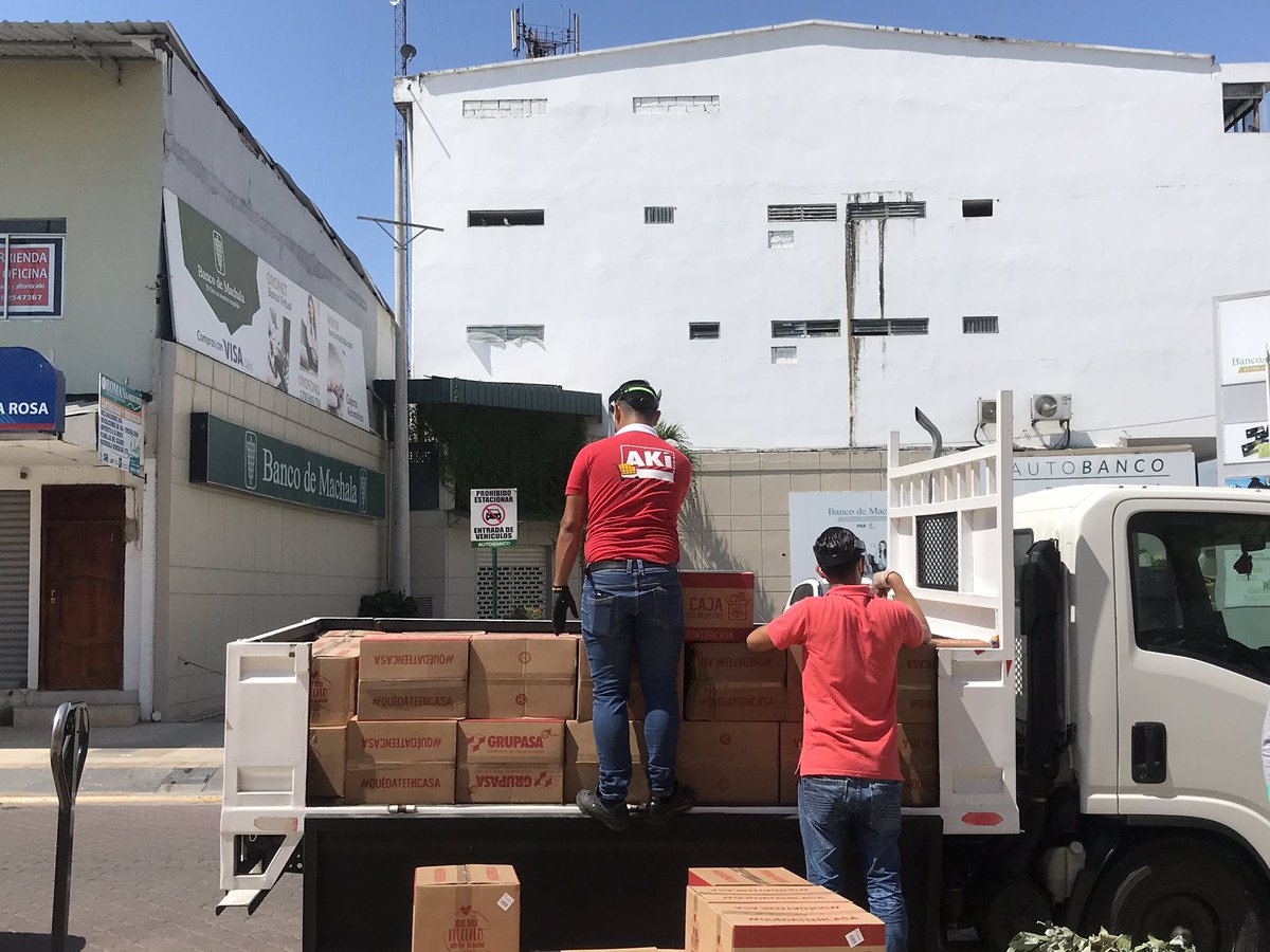 PauliLopezS's tweet photo. Gracias @CorpFavoritaEc por sumarse a esta lucha contra el #Covid-19, con la donación de 297 kits de ayuda, que contienen raciones de alimentos y artículos de higiene básicos. 

Invitamos a todos a unirse. 💪🏼

#EcuadorSolidario https://t.co/97lASZaEpM