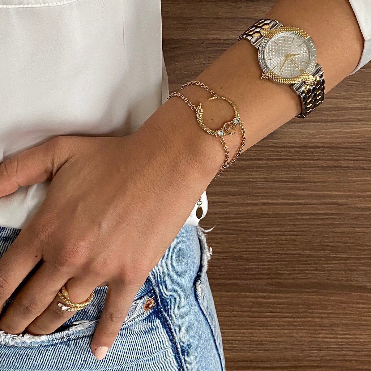alhomaidhigroup's tweet photo. Keep track of the little moments that
matter. Details make the difference and
Just Cavalli masters this rule. Check on
the new collection. #alhomaidhigroup #justcavalli
#jcmoments #jccollection #justgold #justcavalliwatchwear #jctimepiece #justcavalliexclusive #jctimewear https://t.co/BKPZSBr6ZU