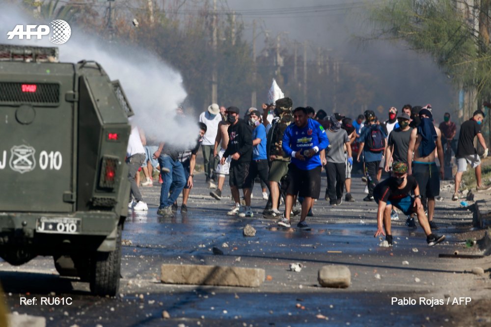 AFPespanol's tweet photo. Violenta protesta en Chile por falta de alimentos durante cuarentena #AFP https://t.co/nGJ6dgTdH6 https://t.co/38TzbcUzGk