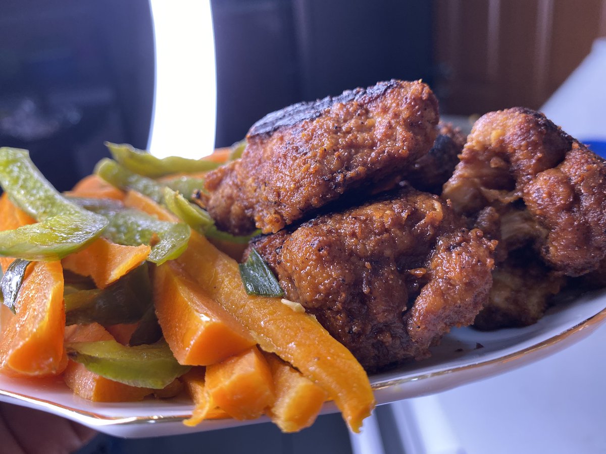 I tweaked  @milktpapi recipe for the cauliflower bbq wings (  https://twitter.com/milktpapi/status/1261040705704570881?s=19) with ingredients I could lay my hands on and I had everyone thinking it was actual chickenMore pictures, different angles 