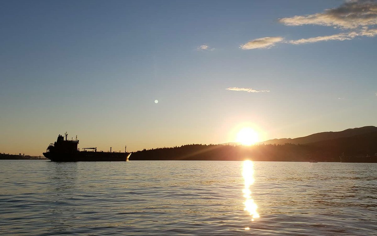 luxurycharters's tweet photo. Gorgeous Vancouver evening. Extra special watching all the planes flying overhead for 'Operation Backup Inspiration'.❤
#vancouver #beautifulbc #OperationBackupInspiration https://t.co/PJLBOTHpWl