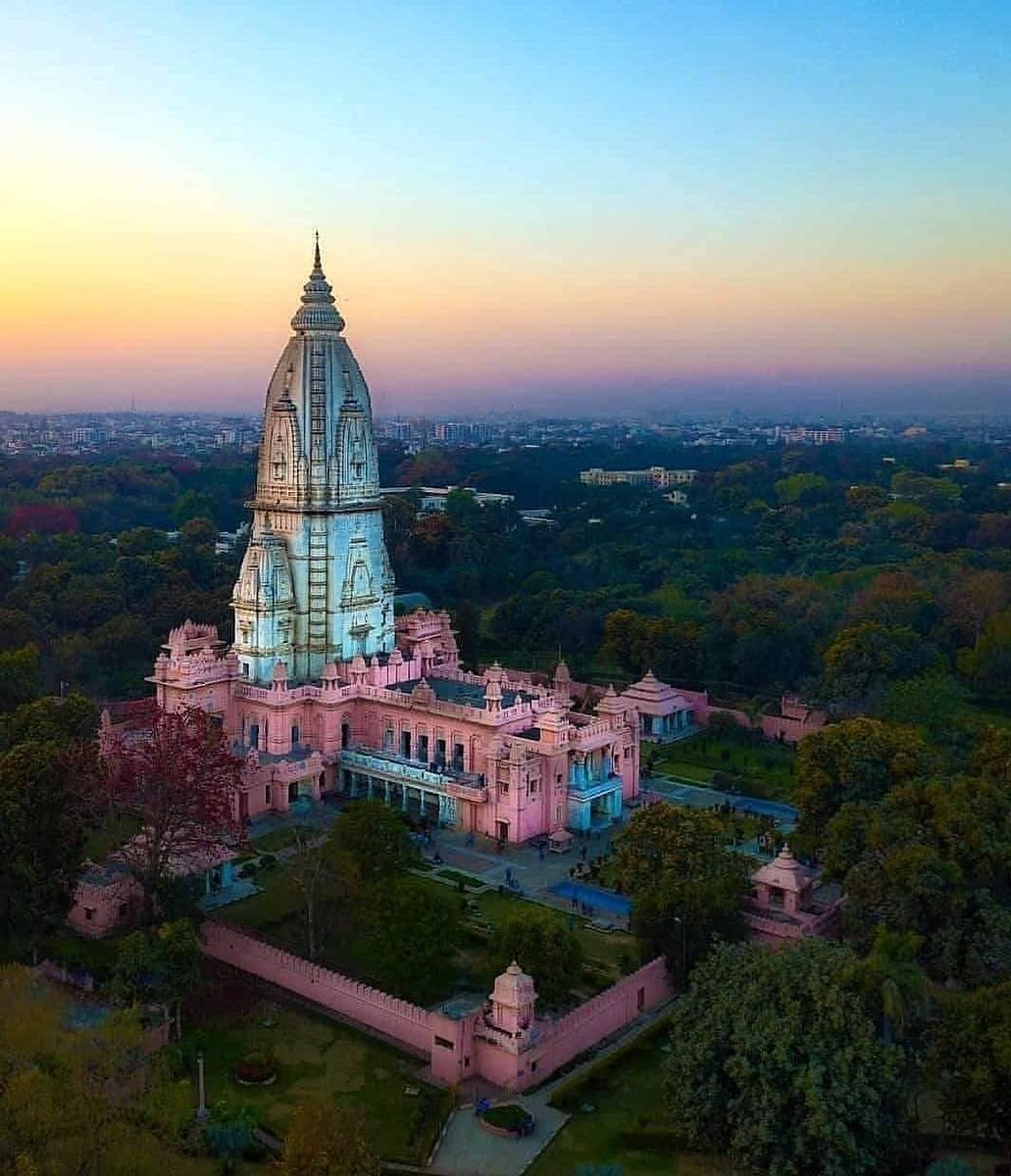 Just imagine,when your college and Mahadev ka ghar...at one campus.Vishwanath Mandir, Banaras Hindu University Campus (BHU).Kashi Vishwanath Temple is one of the most famous Hindu temples dedicated to Lord Shiva. It is located in Varanasi, Uttar Pradesh, India.