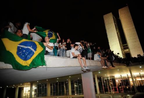 1. O INÍCIO DE UM SONHOOs famosos protestos de 2013 trouxeram a bandeira e outros símbolos nacionais pras ruas como forma de clamar por melhorias e pra marcar um Brasil descontente. No início, eram protestos sobre a tarifa do transporte público, depois, dispersou pra +