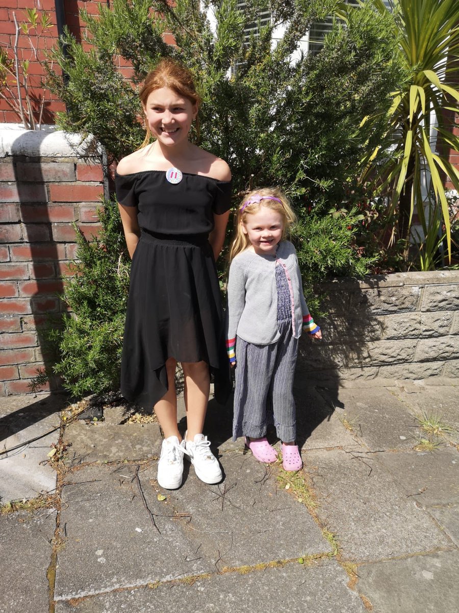 KellyLat's tweet photo. @romillypsrecep @romillypsyear6 
Yesterday we celebrated Maisie’s 11th birthday with a lock down cake in the street and all of our neighbours came out to sing happy birthday 🥳 https://t.co/2iRzLcXp9Q