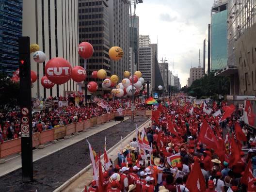 2. DEU TUDO ERRADO2014 teve Dilma ganhando com 51% dos votos validos, Aécio resmungando, o nível de reprovação da presidenta lá em cima...Logo no início de 2015 começaram os protestos pelo impeachment. MAAAS, o primeiro protesto não foi a favor do impeachment, mas sim contra!