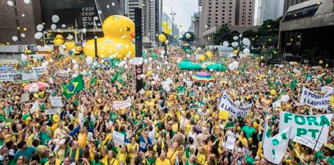 No domingo, aconteceu o primeiro protesto pelo Impeachment. Aí começou a desgraça... O verde-amarelo foi usado como uma resposta: "Nós colocamos o Brasil acima de qualquer partido"A imagem abaixo é de março de 2016, durante a maior manifestação da história do país