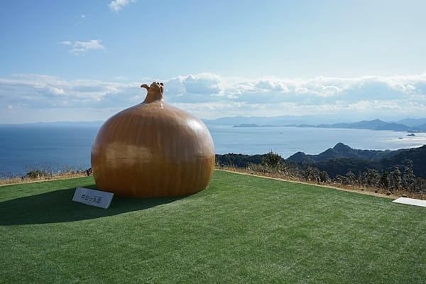 OneclickOnetrip's tweet photo. 【渦の丘】
デッカイ玉ねぎがあります😆
この展望スペースから渦潮で有名な大鳴門橋を見ることができます!!
#日本  #旅行 #展望台 #渦の丘
#大鳴門橋 #兵庫県 #淡路島 #旅
#日本の絶景 #絶景 #日本 #景色 
#橋 #眺め #冒険 #海 #自然
#風景 #絶景スポット #素晴らしい
#旅 #アクティブ #面白スポット https://t.co/JPnUfyNH5F