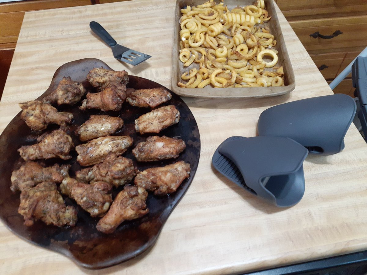 Tequila Lime wings pampered chef style.
Love my new mini oven mitts!!!
#pamperedchef #howipamperedchef #stoneware #pamperedchefconsultant #foodie #mealprep #mealideas #foodblog #yummy #momhumour #raisingfoodies #chef #kitchenfun #onemealonememory #busymom #sahm #sahmlife